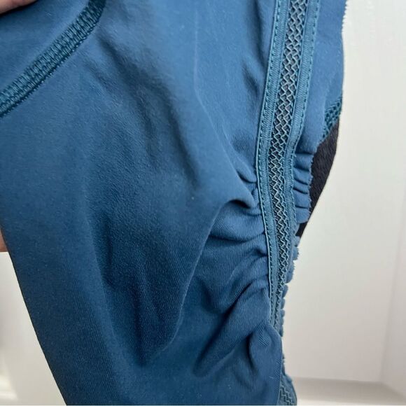 Lululemon‎ Cropped Leggings with Ruched Bottoms Size 4 Pocket in Back Stretch - Picture 3 of 7